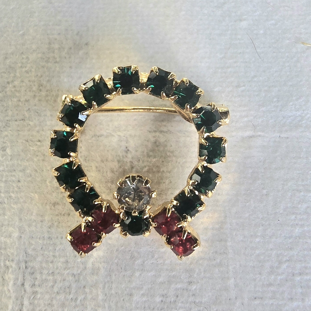SPARKLY Vintage Rhinestone Christmas Wreath Brooch Pin Gold Tone Dainty Jewelry